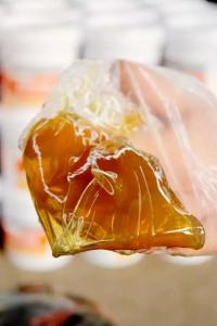 外觀越亮、顏色越淺的潤滑脂， 性能和質(zhì)量越好嗎？